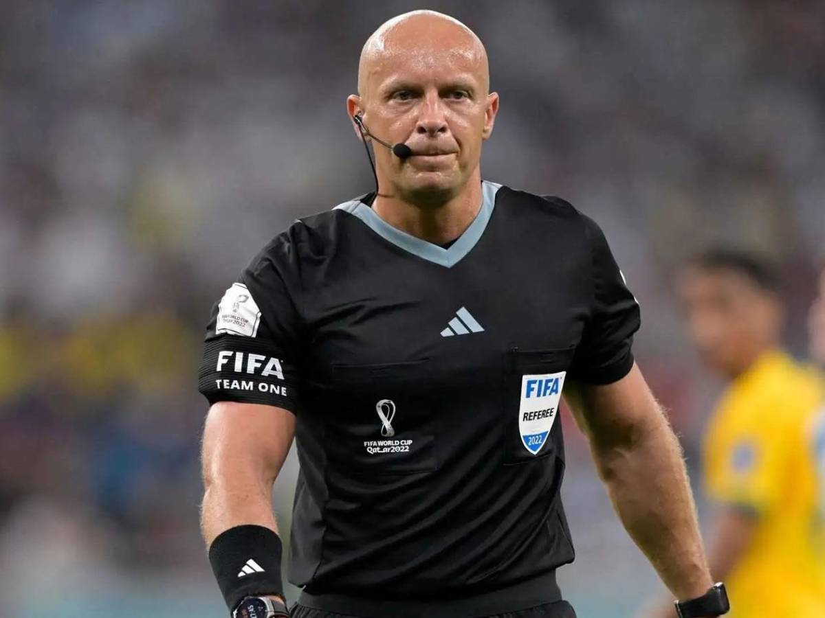 La UEFA se ríe del Barcelona: El 'premio' que pretende dar al árbitro Marciniak