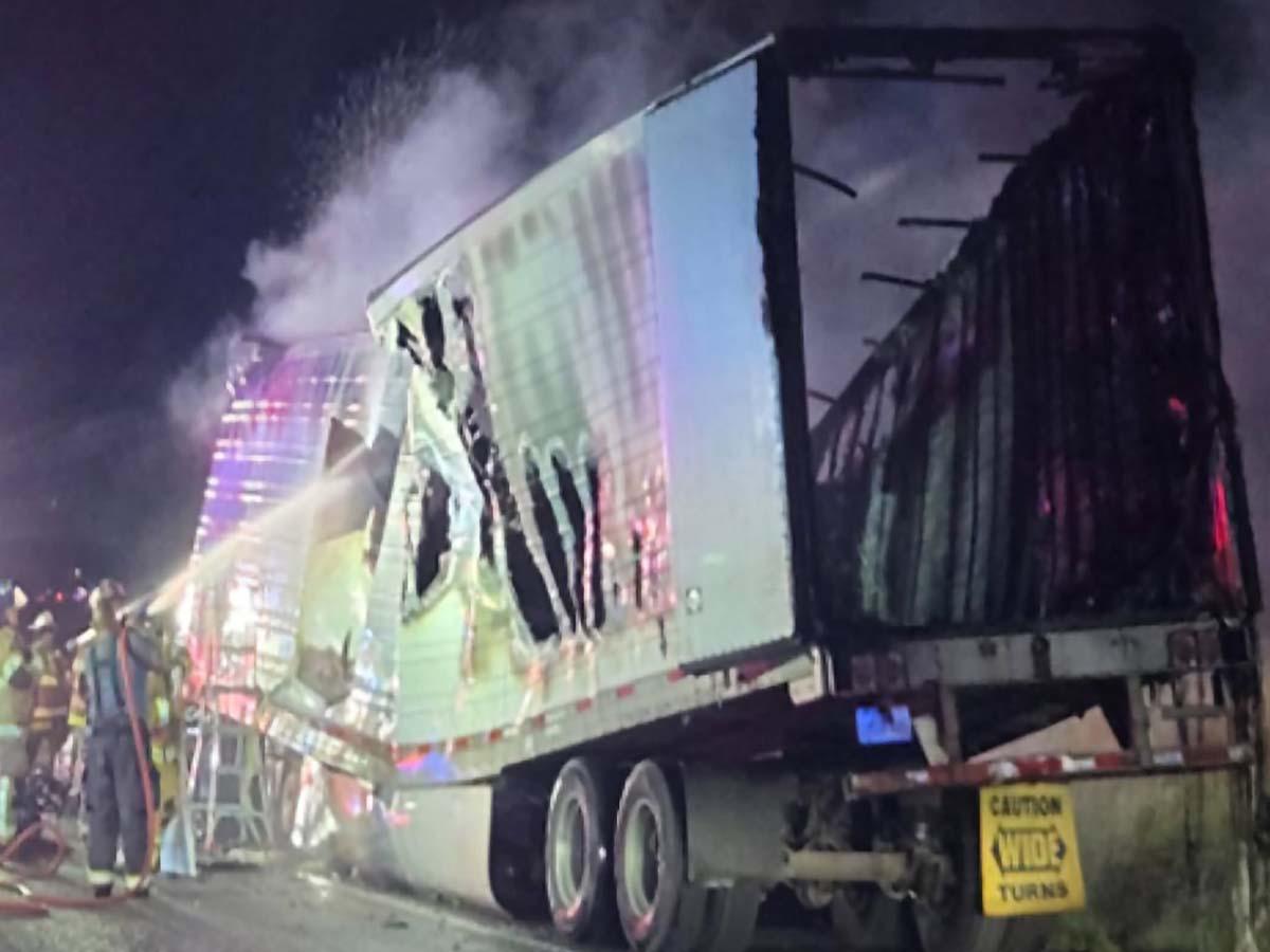 Rescatan a 39 migrantes de tráiler en llamas tras persecución policial en Texas