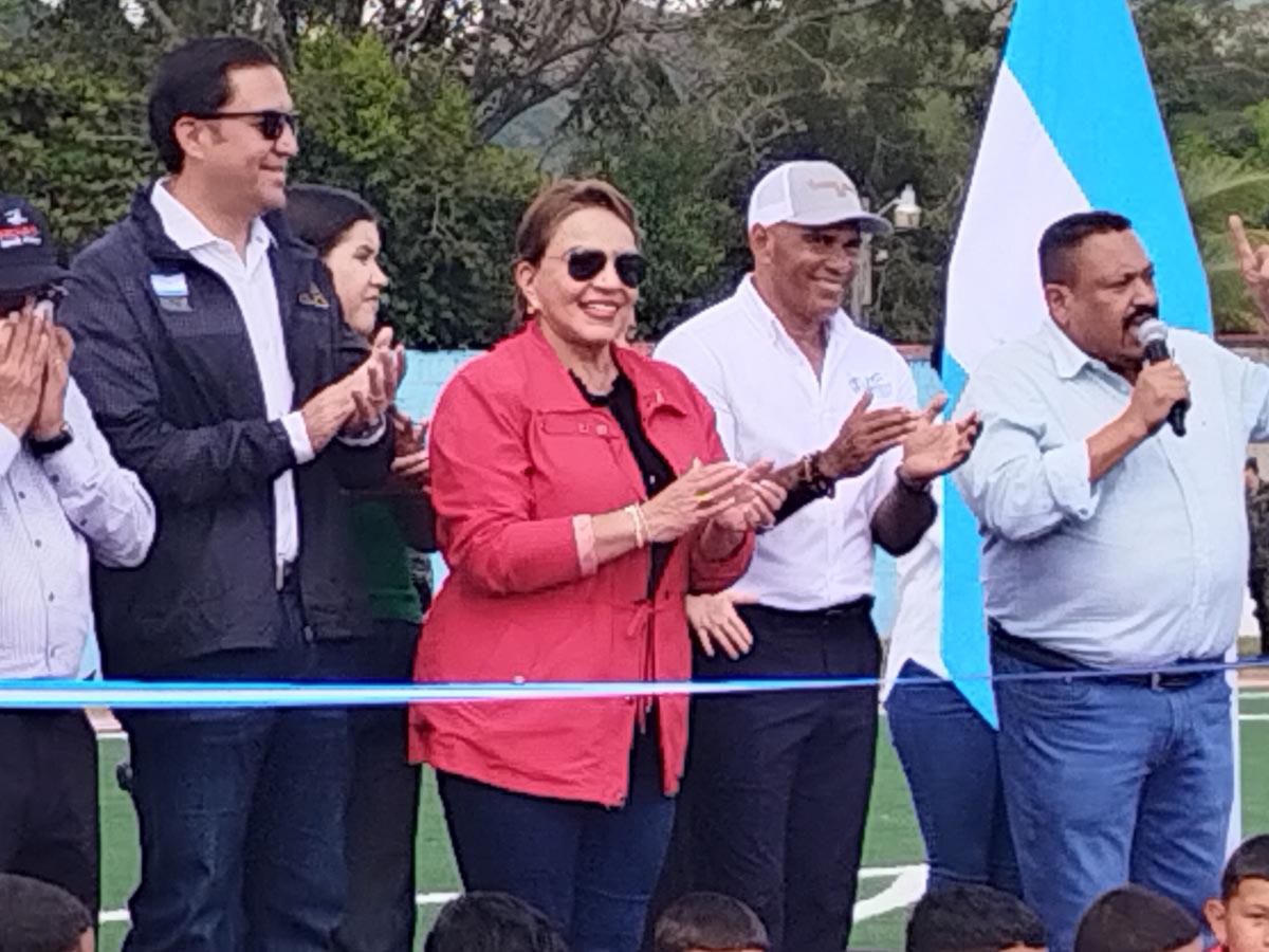 Xiomara Castro inaugura cancha de fútbol en Orica