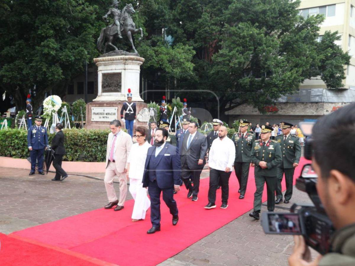 Nublado y con una ausencia: las imágenes que dejó la izada de la Bandera Nacional