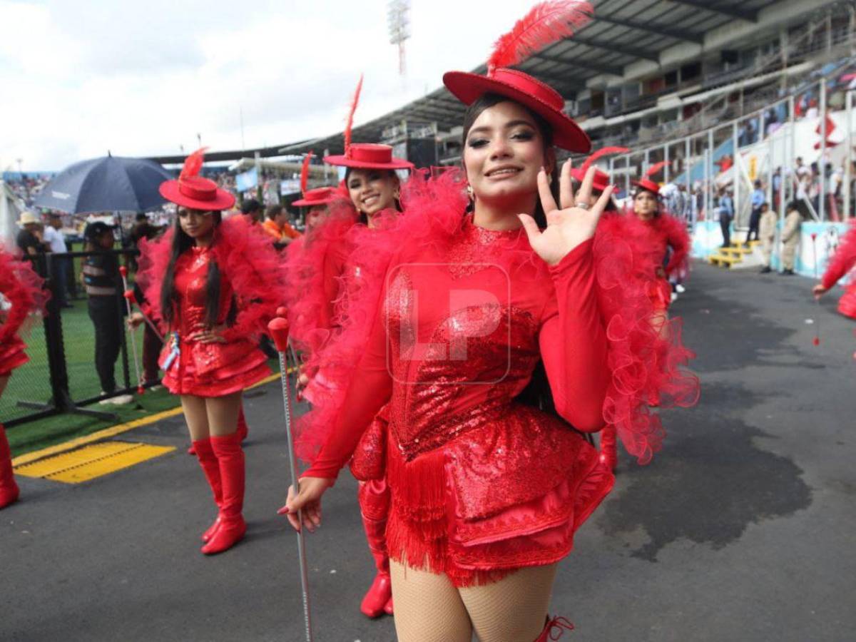 ¿Quién es la bella palillona de rojo? Se robó las miradas en los desfiles