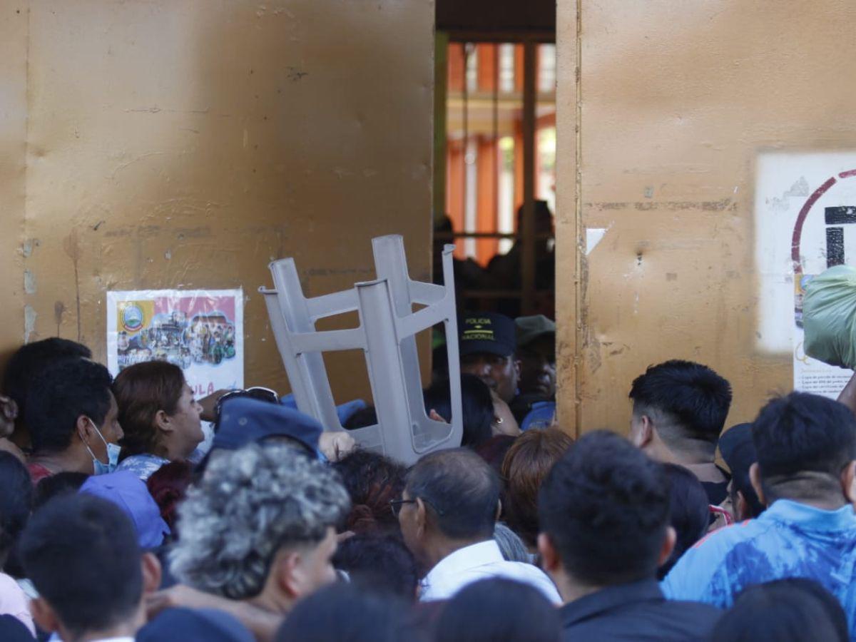 Entrega de bono familiar termina en caos y disparos en escuela de San Pedro Sula