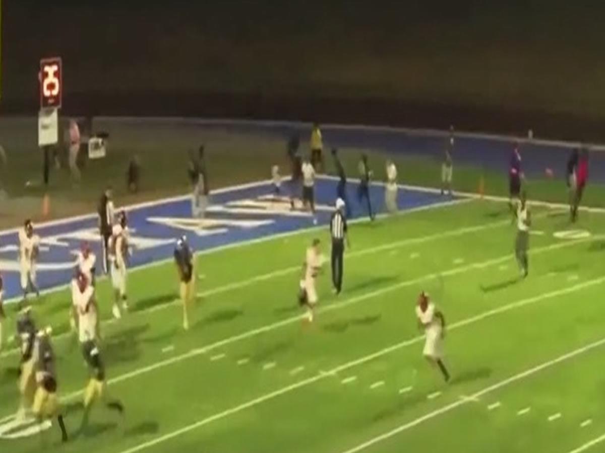 Cuando se oyeron los disparos, los jugadores comenzaron a correr para abandonar el campo, mientras que decenas de espectadores se tiraron al suelo para resguardarse. Imagen tomada de redes sociales.