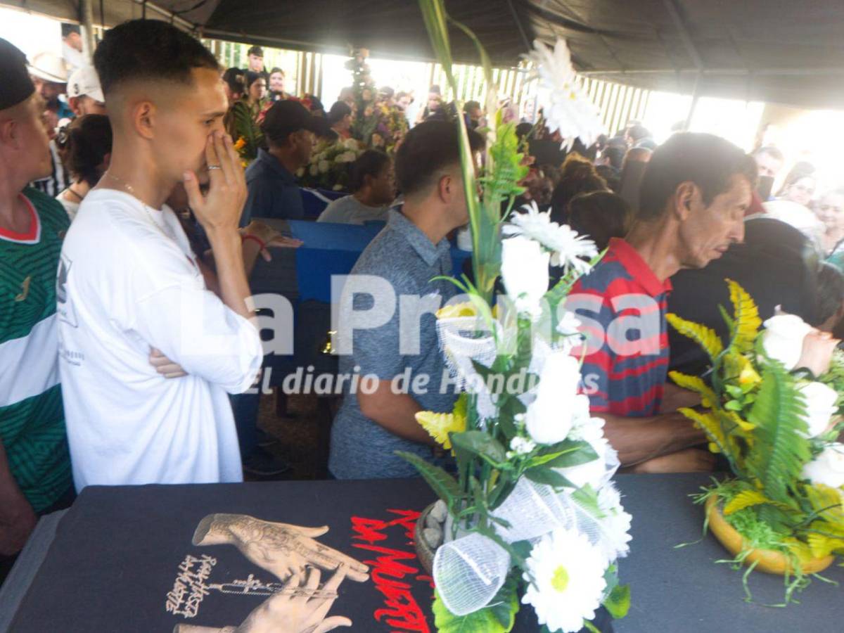 Llanto y dolor en sepelio de vecinos de Loma Larga que murieron en accidente