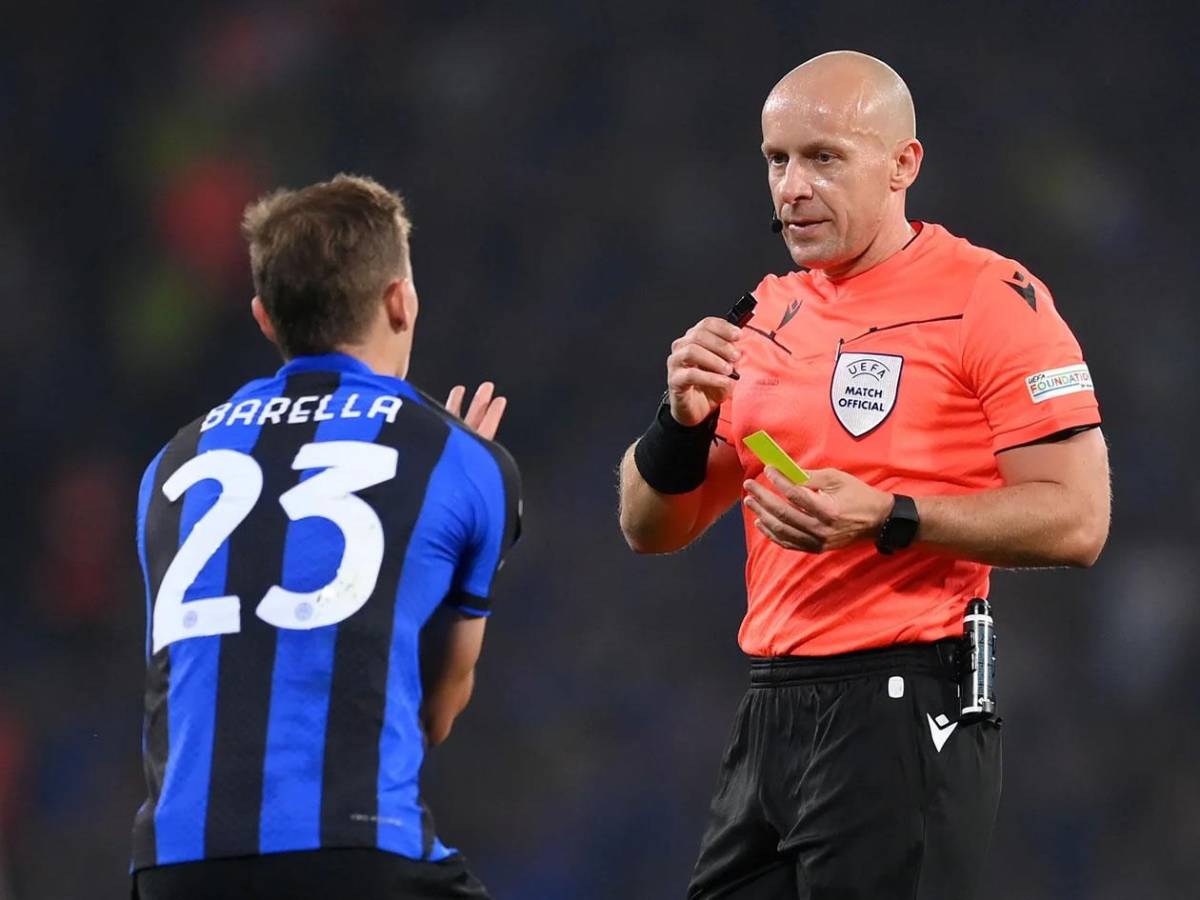 La UEFA se ríe del Barcelona: El 'premio' que pretende dar al árbitro Marciniak