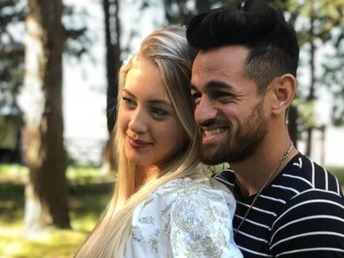 Explosivo romance: Futbolista le quita mujer a compañero y arden las redes