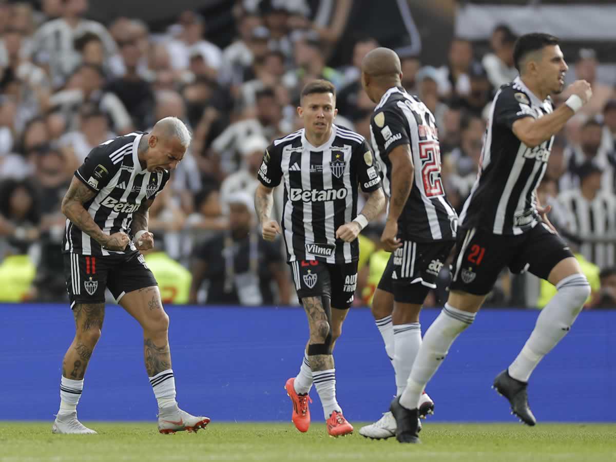 Eduardo Vargas metió al partido al Atlético Mineiro con su gol que acortó distancias.