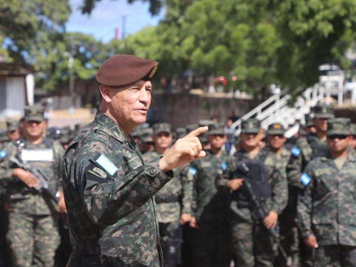 En imágenes: Así fue la visita del nuevo jefe de las Fuerzas Armadas al CLE