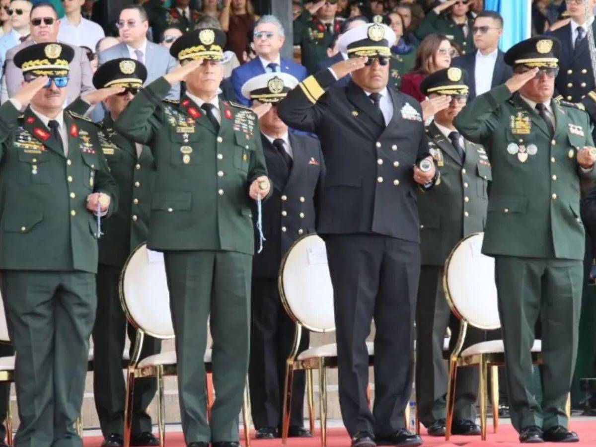 En imágenes: Así fue la visita del nuevo jefe de las Fuerzas Armadas al CLE