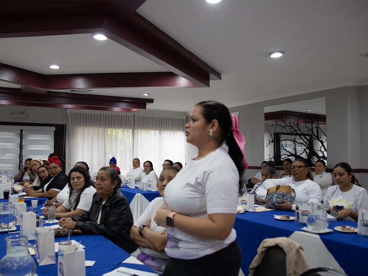 El taller de educación financiera de USAID y Finsol en Honduras está empoderando a mujeres emprendedoras para construir un futuro financiero sólido.