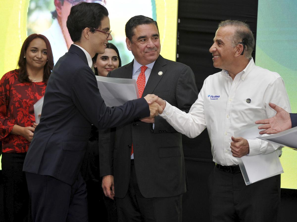 Juan Carlos Atala, presidente de Ficohsa Fundación con los jóvenes beneficiarios.