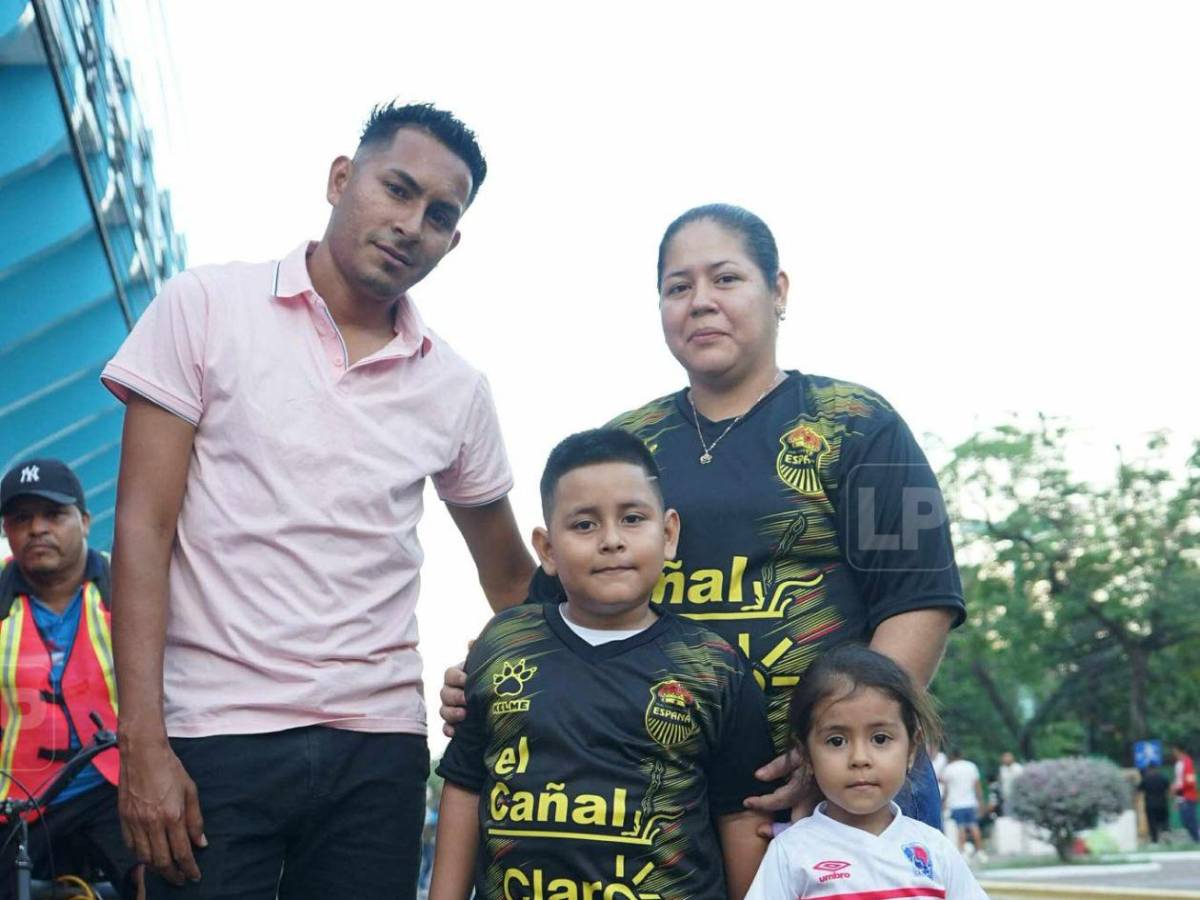 Aficionado disfrazado de jeque, bellas chicas y ambientazo en el Francisco Morazán