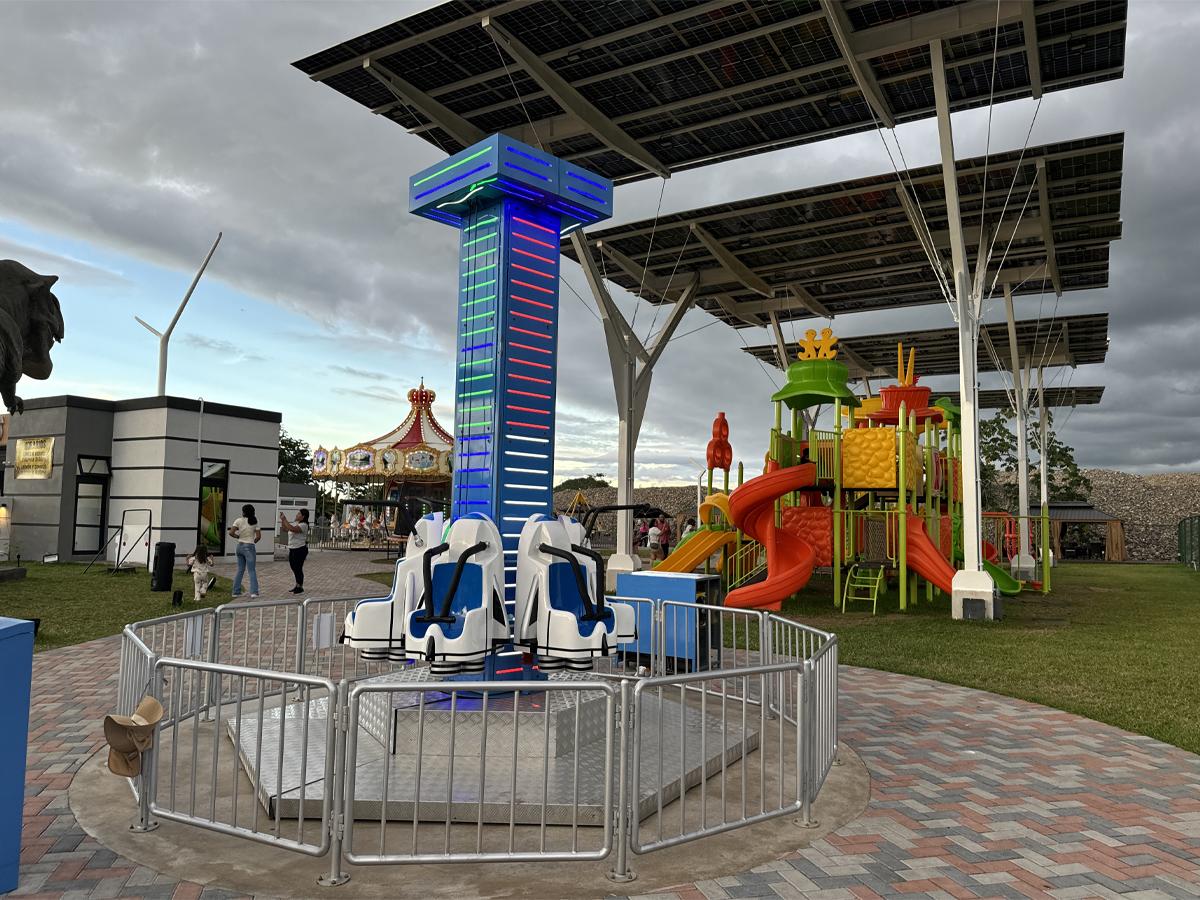 Esta torre de caída libre garantiza una experiencia única y emocionante.