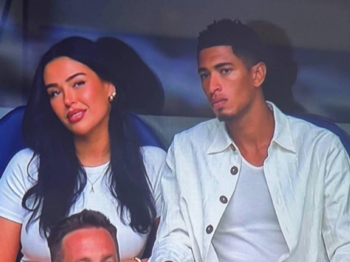 Bellingham se deja ver con su novia. Ella tiene pasado oscuro y preocupa