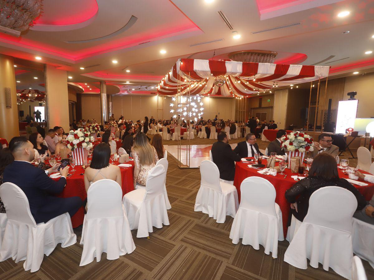 Cofisa celebra su tradicional cena navideña con una elegante temática Circus