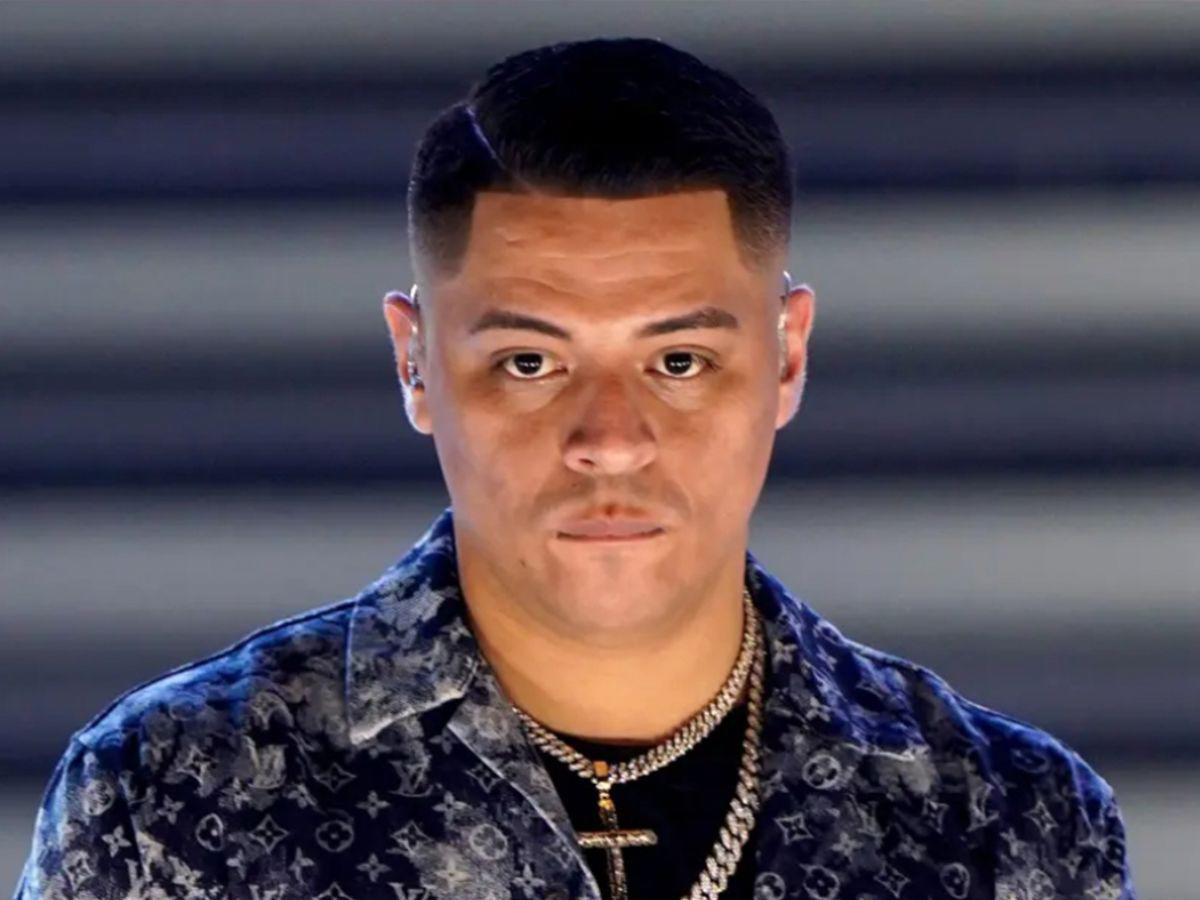 Eduin Caz aparece en silla de ruedas tras sufrir aparatosa caída