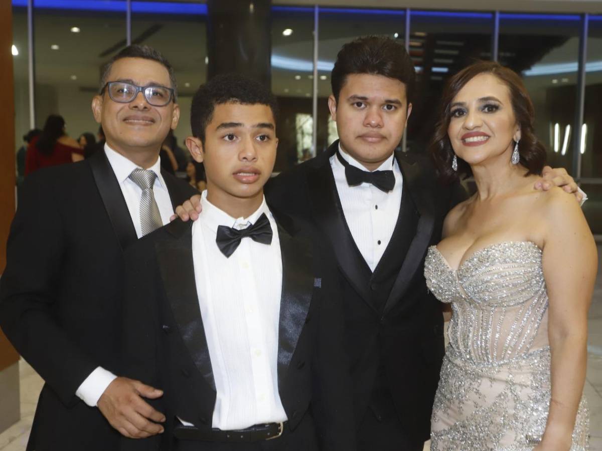 Seniors 2025 de la Santa María del Valle festejan su graduación