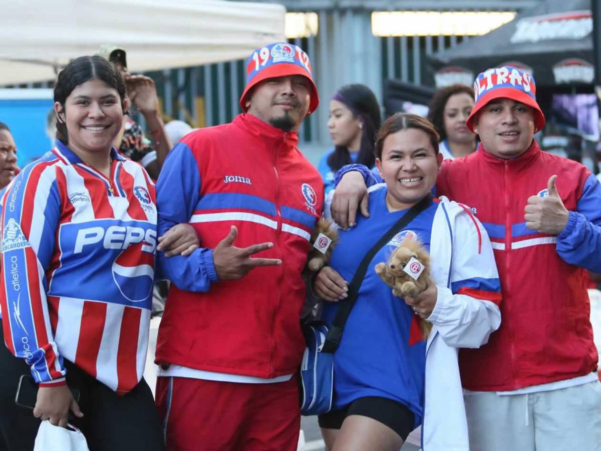 Chicas cautivan y show de la Ultra Fiel: ambientazo en el Olimpia vs Alajuelense en el Nacional