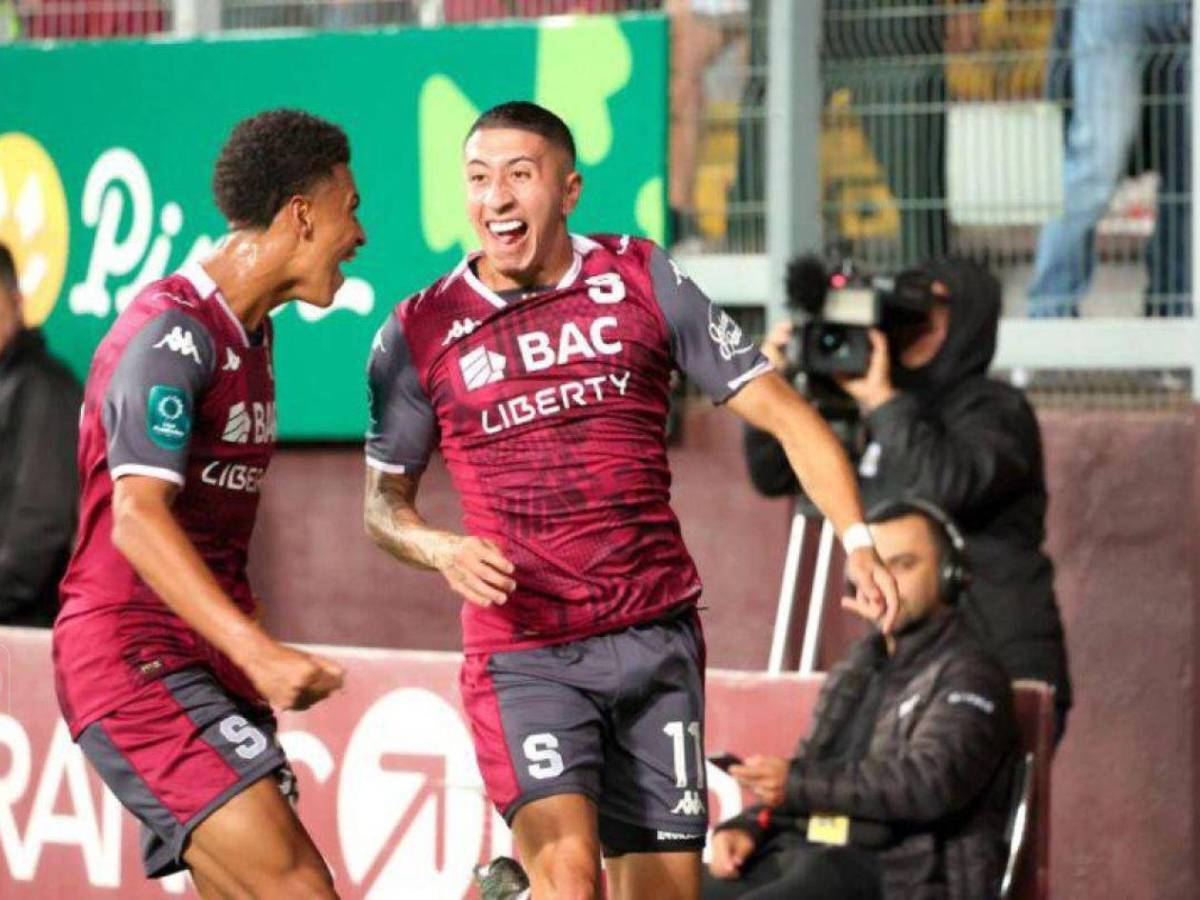 Jugador costarricense es descubierto siéndole infiel a su esposa