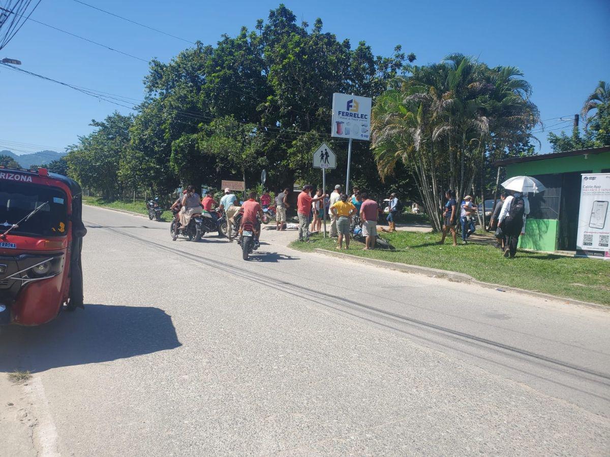 Muere motociclista tras impactar contra un poste en Atlántida