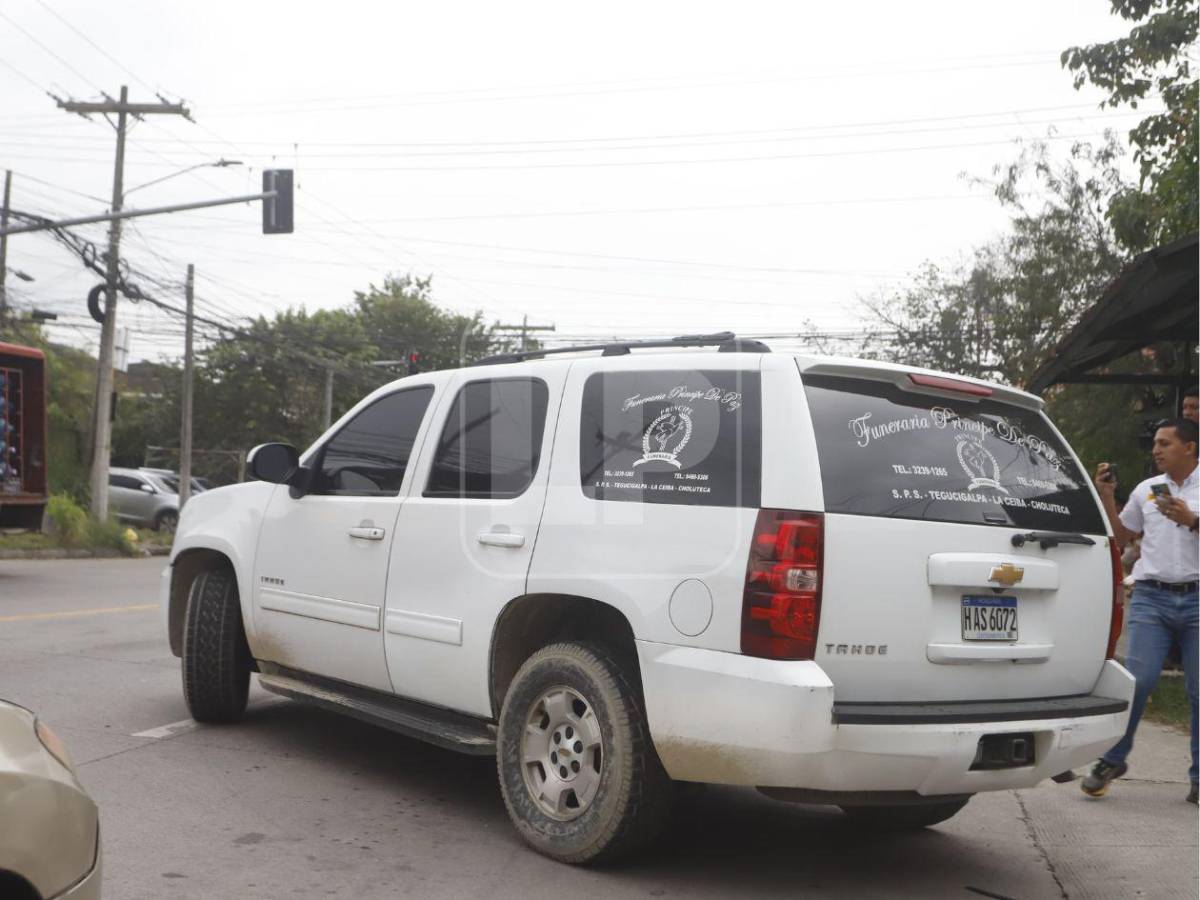 Fotos: el drama en la morgue al retirar cuerpos de víctimas de accidente en Roatán