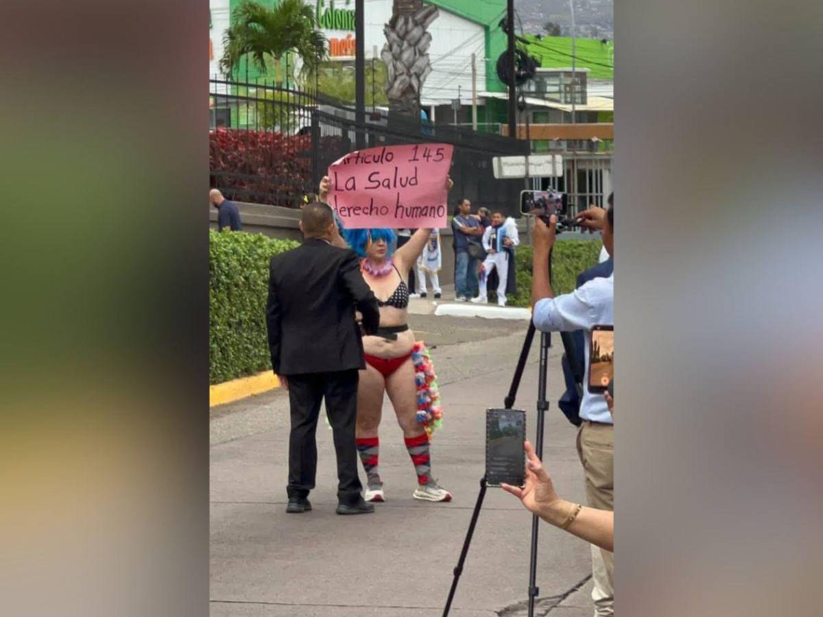 Doctora Floridalia Aguilar protesta en el BCIE durante celebración patria
