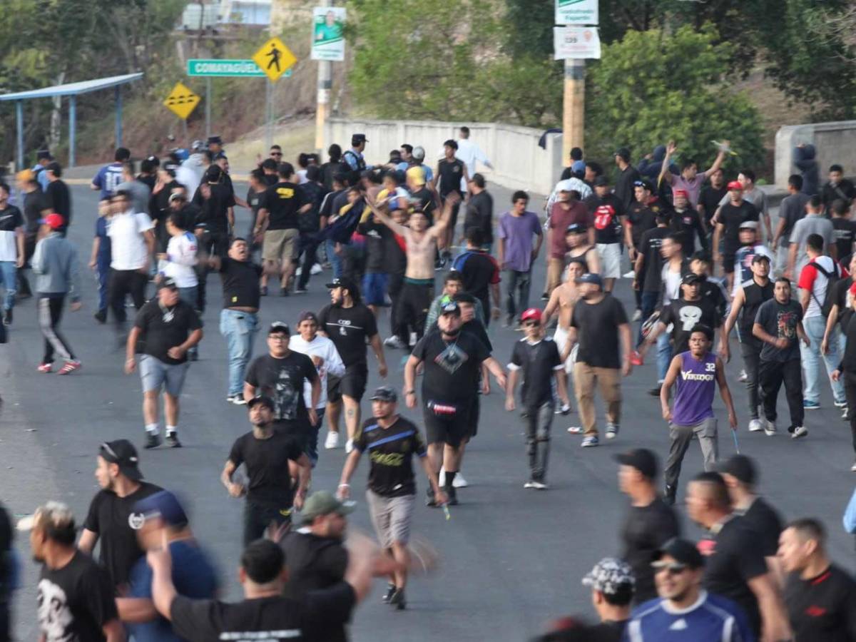 Disturbios: barras de Motagua y Olimpia se enfrentan afuera del Nacional