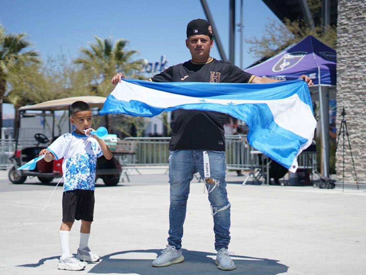 Ambiente y belleza en el partido Honduras-Curazao: ¿quién es la chica de blanco?