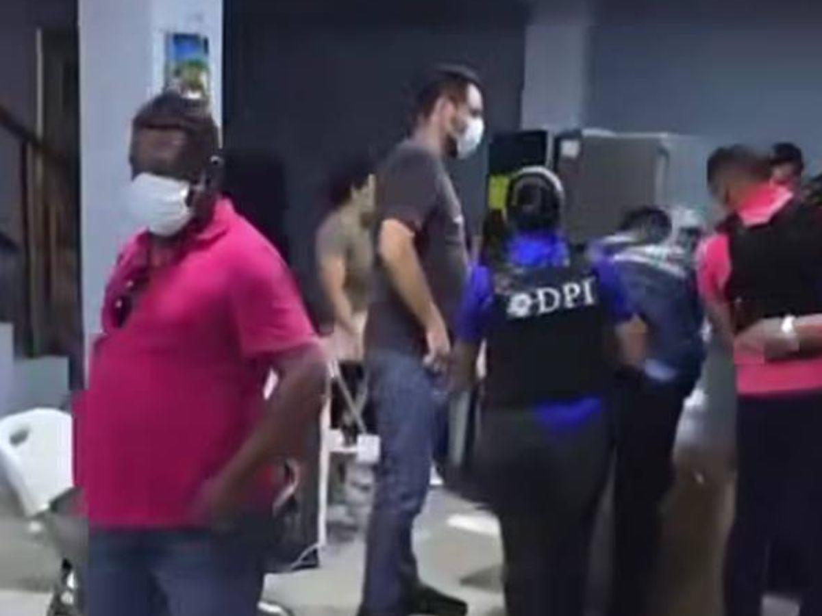 Descubren fusiles R-15 y una Uzi durante operativo en Koriun en Choloma