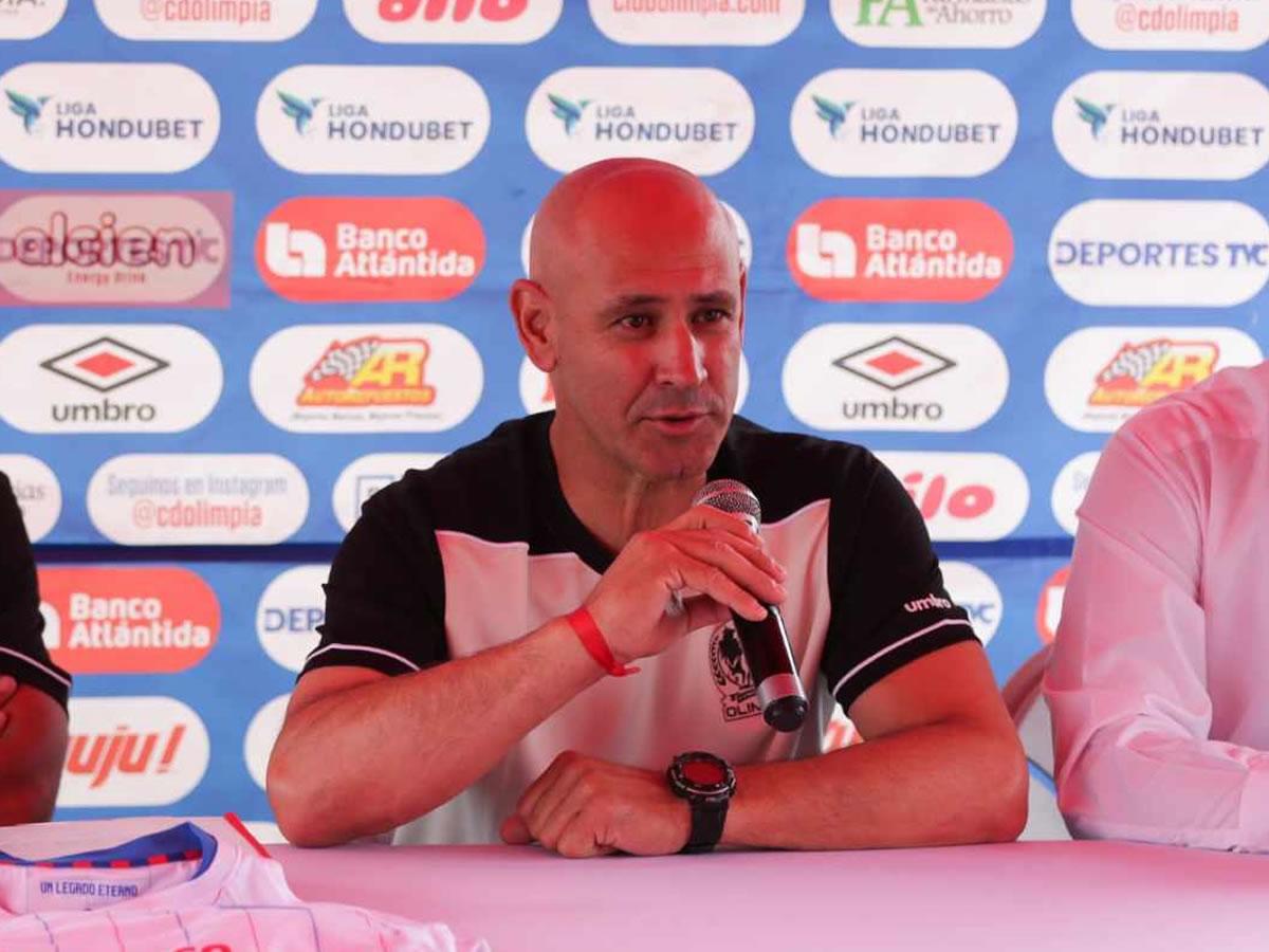 Eduardo Espinel en su primera conferencia de prensa como entrenador del Olimpia.