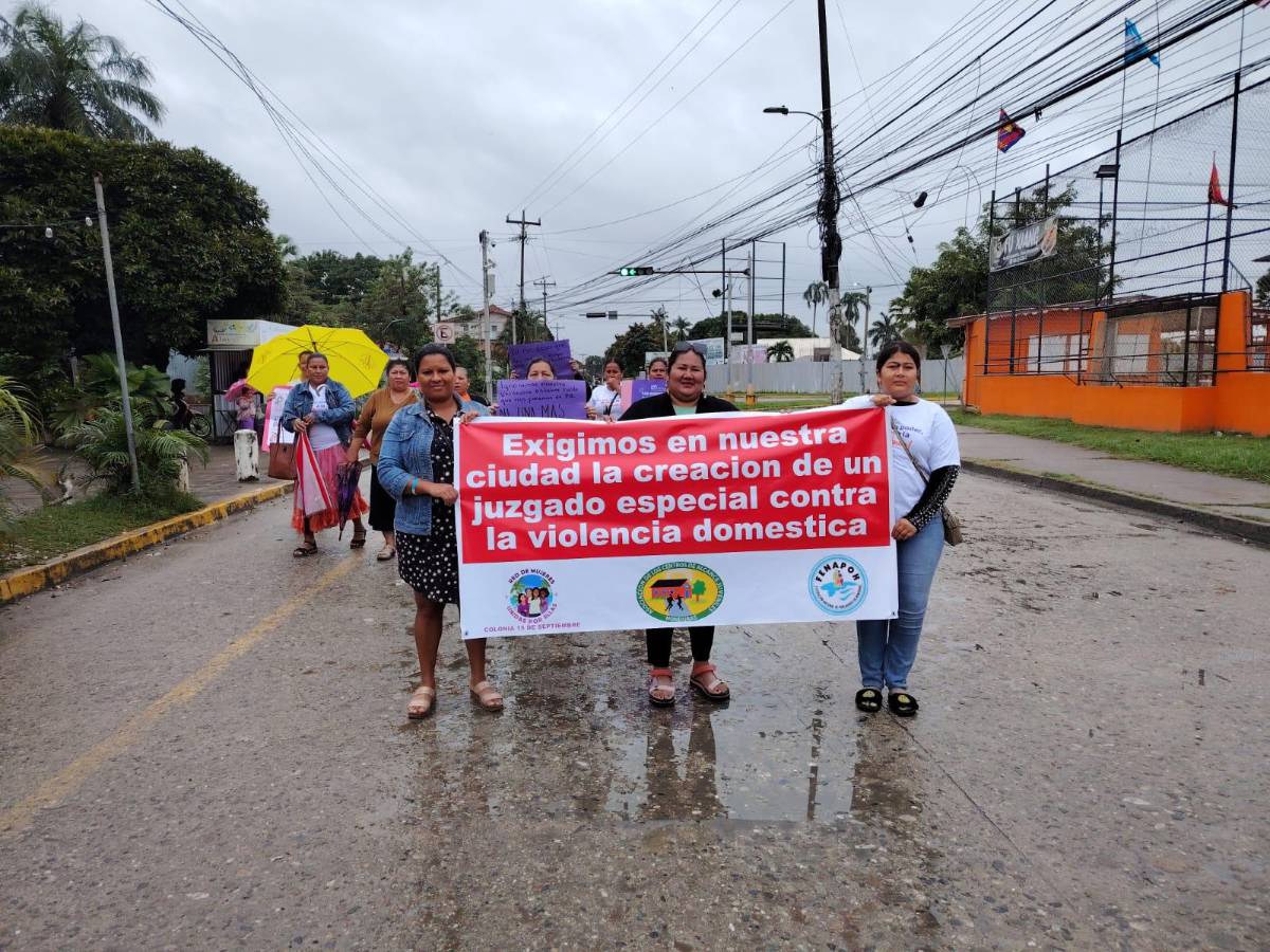 “Basta de femicidios, ni una más”, piden mujeres en Tela