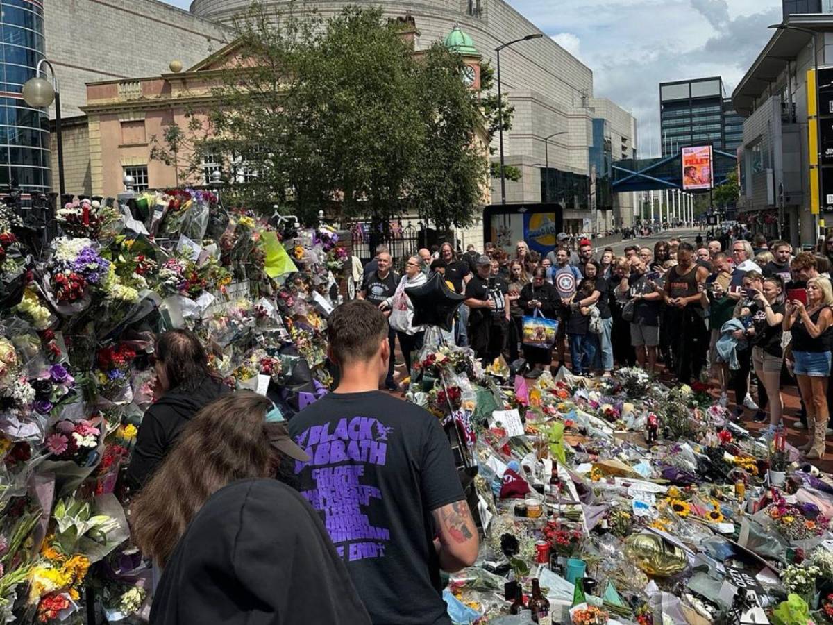 La familia Osbourne y miles de fans dan el último adiós a Ozzy