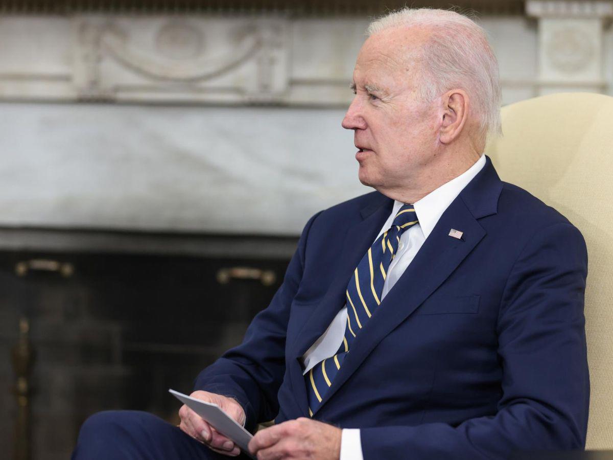 Juez de Florida bloquea medida de Biden que permite liberaciones en la frontera