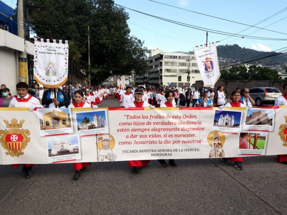 Fervor: Miles acompañan peregrinación de la Virgen de Suyapa en Tegucigalpa