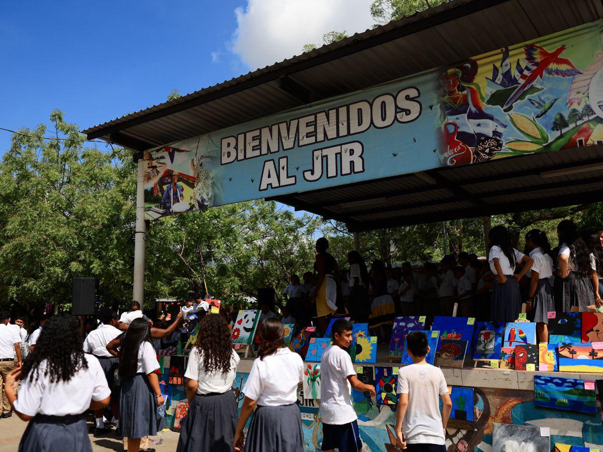 Estudiantes del JTR exhiben su talento en  galería de arte