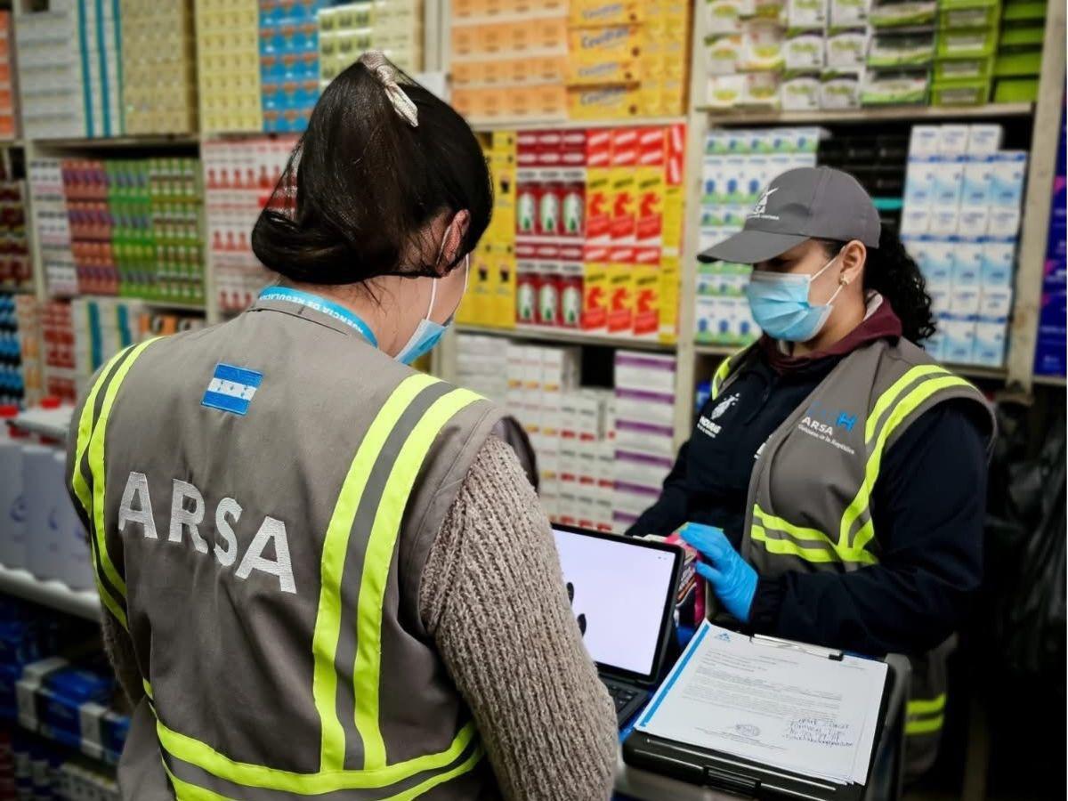 ¿Qué irregularidades detectó Arsa en negocios de alimentos y farmacias?