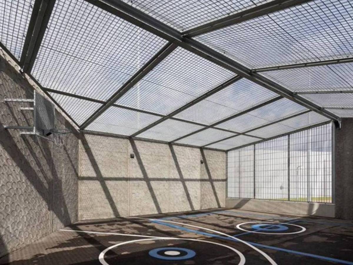 Futbolista mexicano es condenado a la cárcel en Europa: Así es la temible celda