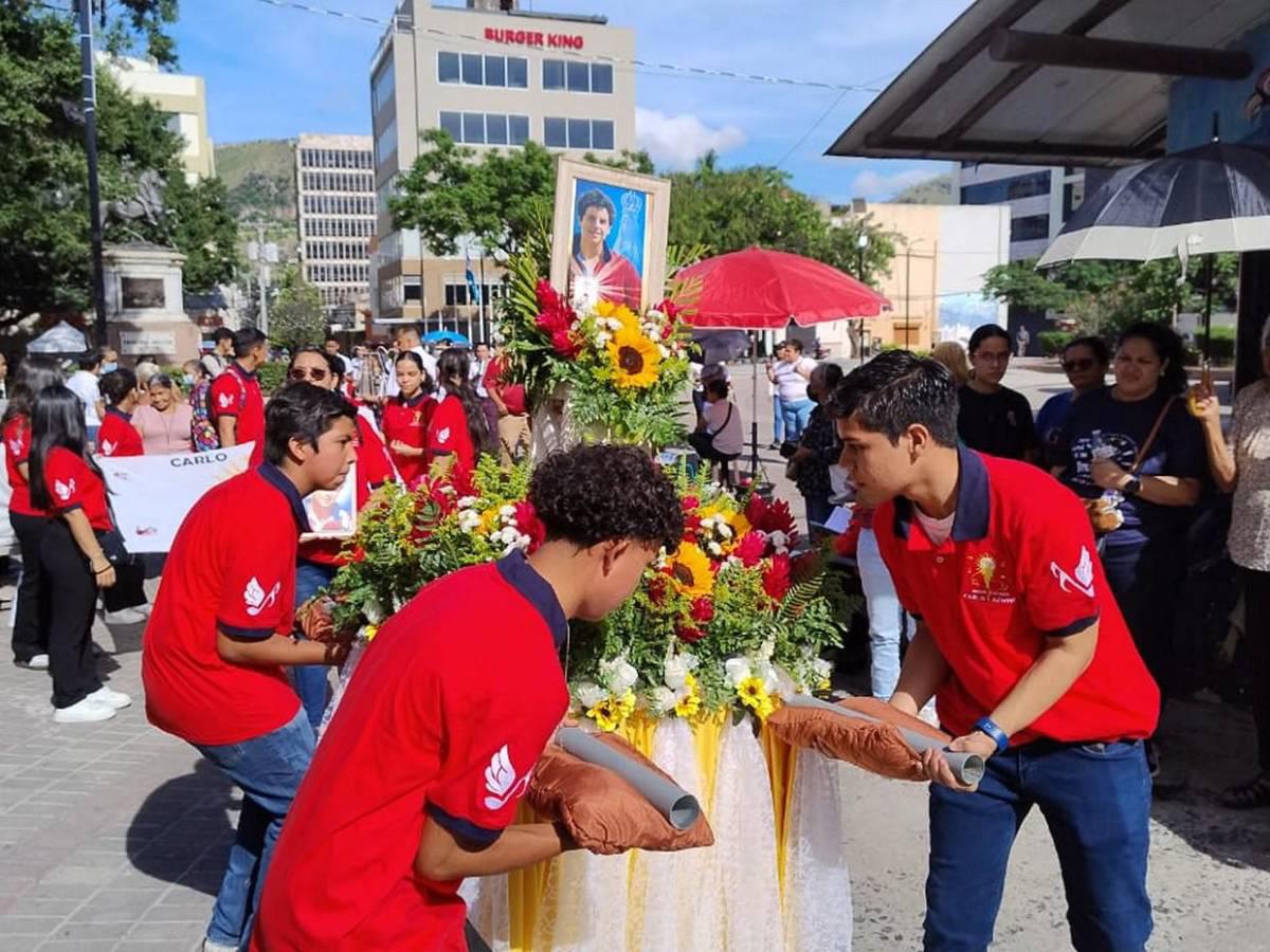 Capitalinos rinden homenaje a San Carlo Acutis, primer santo milenial