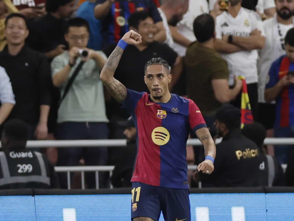 Raphinha se lució con dos golazos para la remontada del Barcelona.