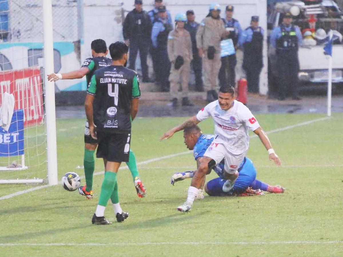 Kevin López festejando su gol que abrió la cuenta en el estadio Nacional Chelato Uclés.
