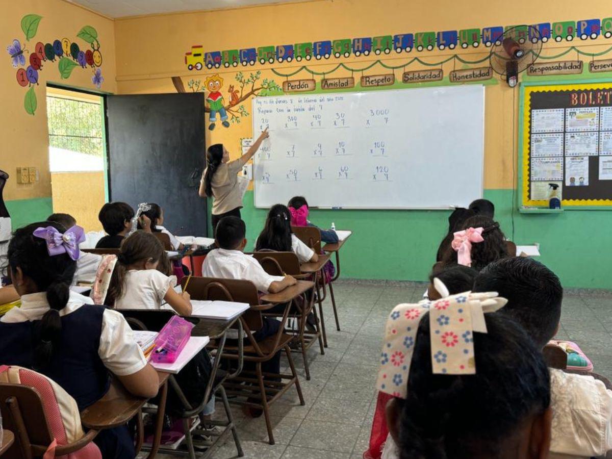 Aumento al salario base de los maestros es de L1,300