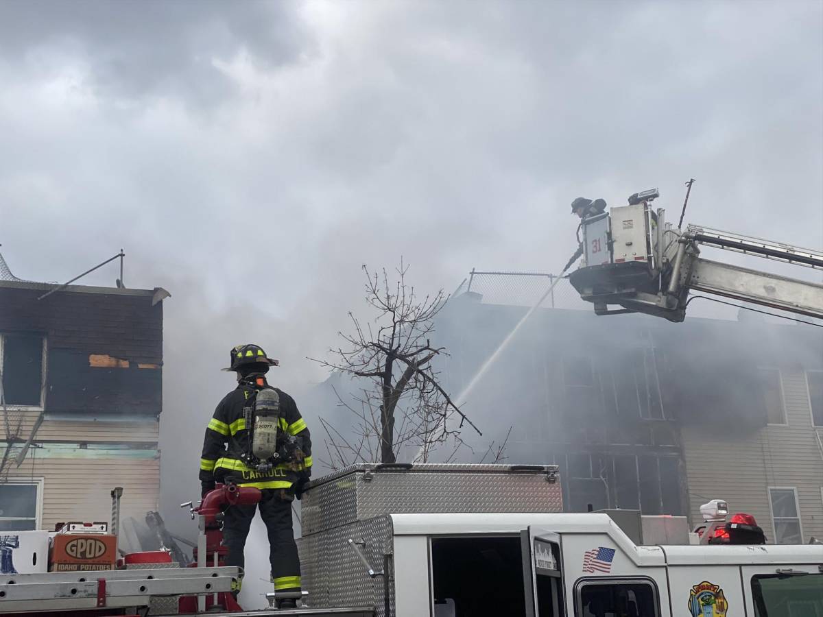 Una anciana fallecida y al menos siete heridos deja incendio en barrio de Nueva York