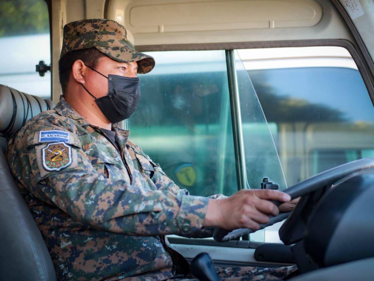 Bukele ordena tomar control del servicio de transporte en El Salvador ante amenaza de paro