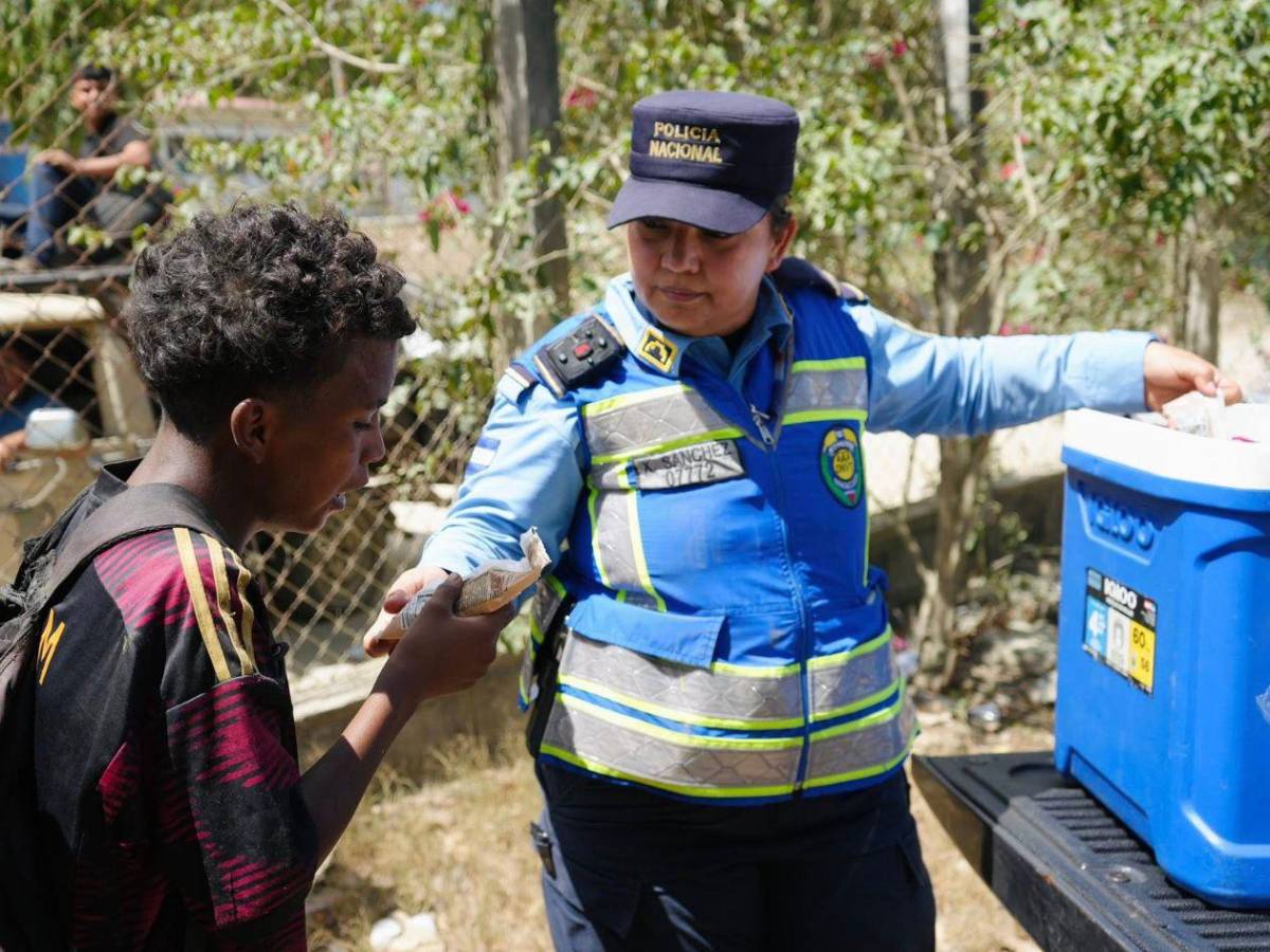 Policías dan un día de magia a  niños en el crematorio municipal de San Pedro Sula