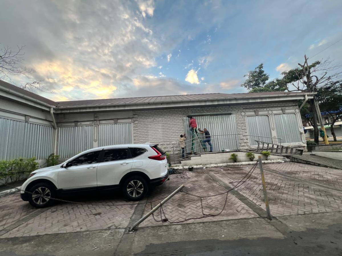 Sampedranos protegen sus negocios con láminas antes de las elecciones generales