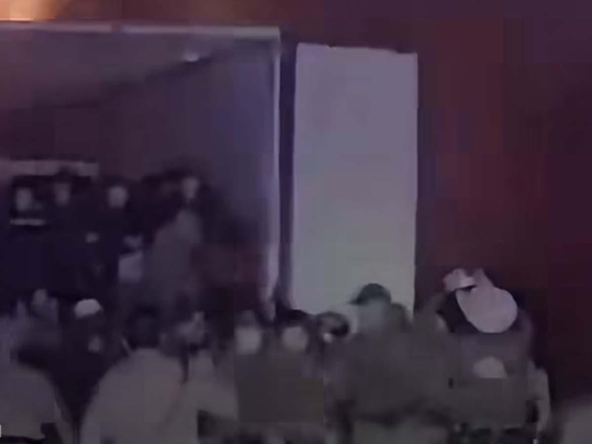 Rescatan a 39 migrantes de tráiler en llamas tras persecución policial en Texas