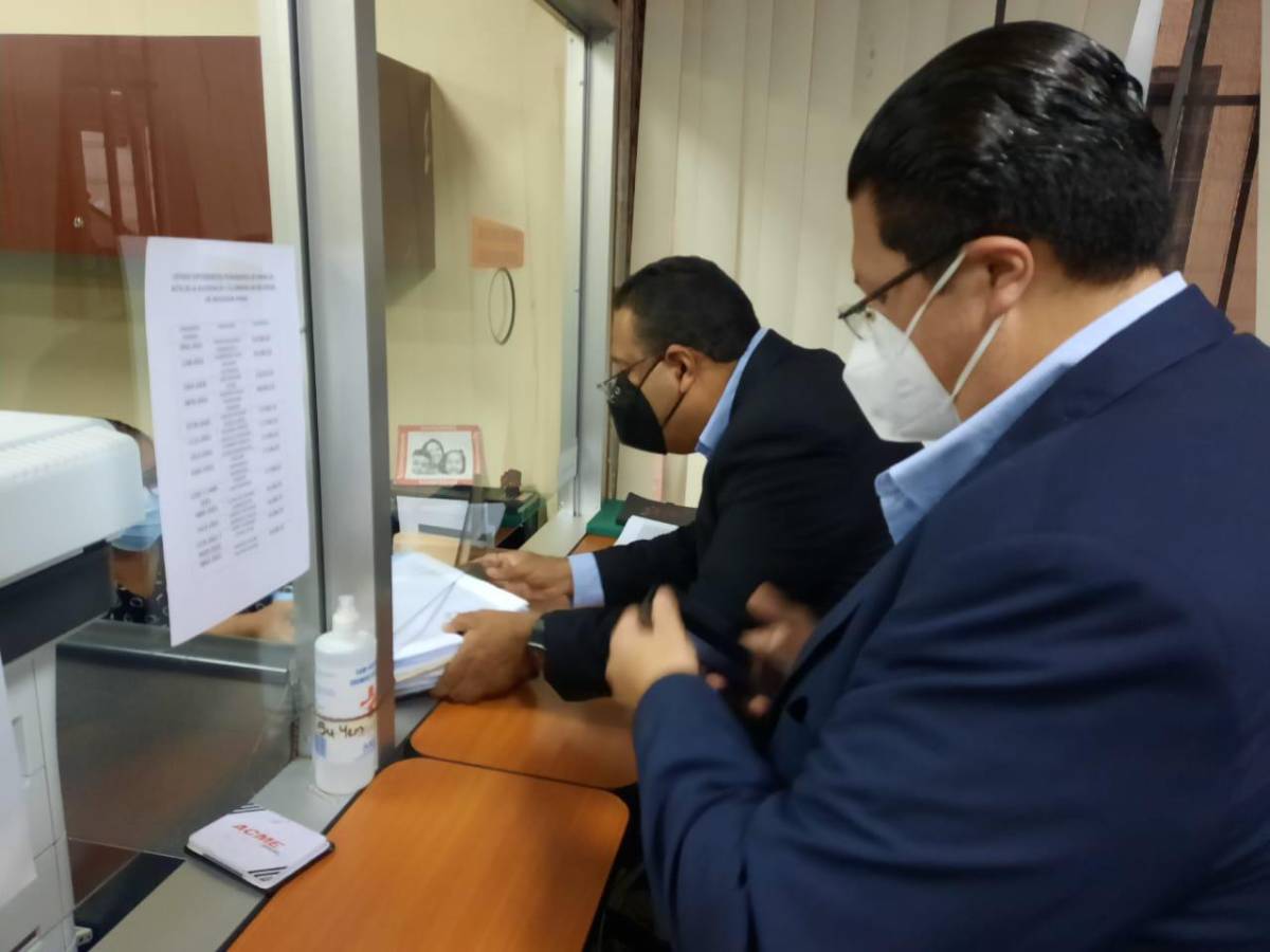 Presentan amparo en favor de más de 14 mil maestros jubilados que se les adeuda salarios