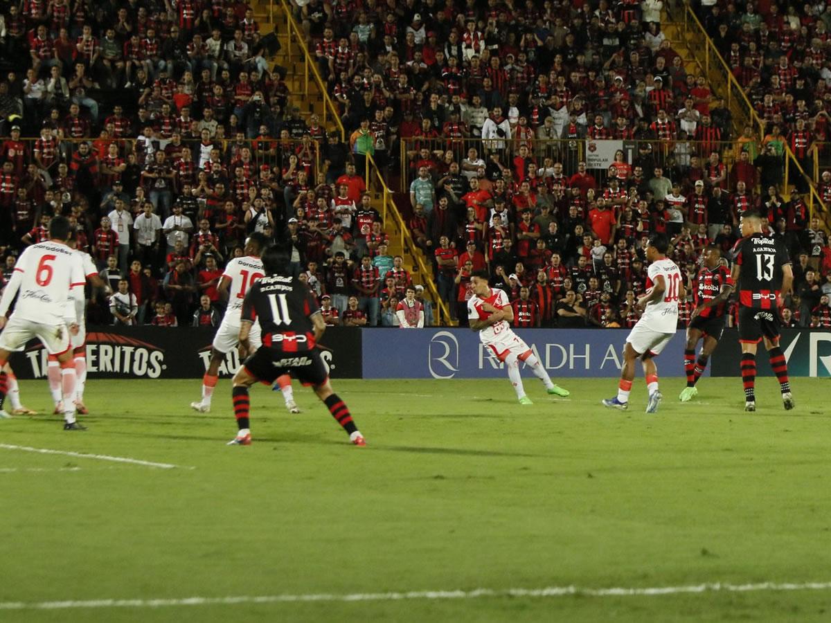 El colombiano Larry Angulo marcando su golazo para adelantar en el marcador al Alajuelense en la Gran Final de la Copa Centroamericana.