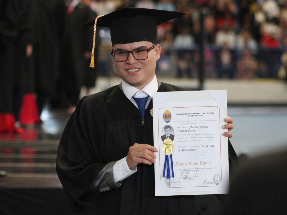 Jovencito se gradúa con honores de la UNAH gracias a Free Fire