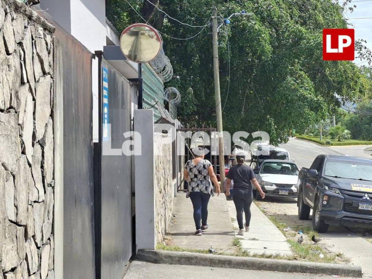 Familiares esperan la entrega de cuerpos de las víctimas del accidente en Yoro